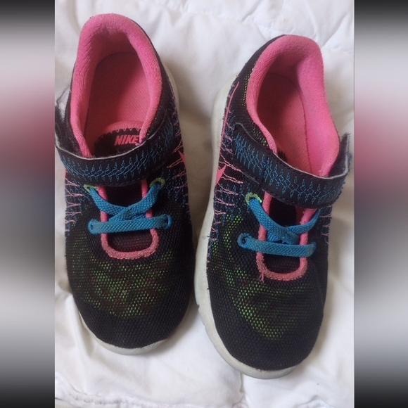 Nike Kids' Black and Pink Sneakers with Blue Accents - Picture 1 of 6